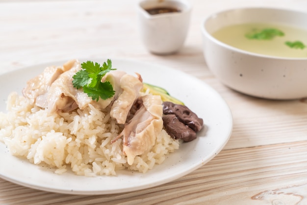 Riz au poulet Hainanese ou riz à la vapeur de poulet