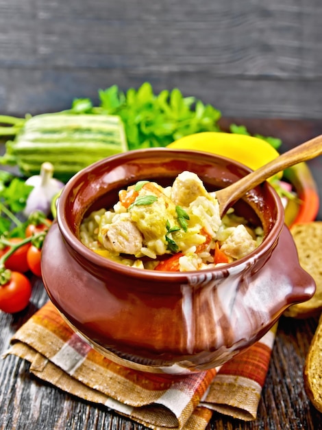 Riz au poulet et légumes en pot sur une serviette