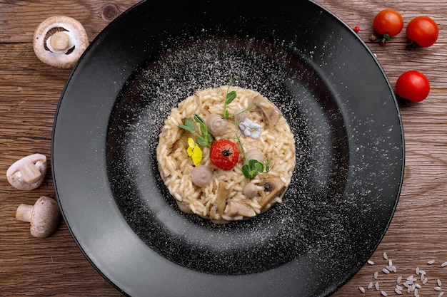 Riz aux champignons sur plaque noire et planche de bois rustique