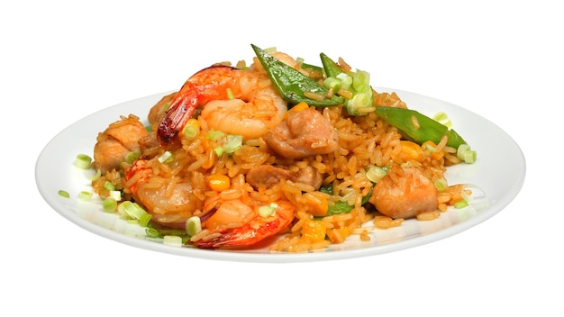 Photo riz aux crevettes de viande de poulet et légumes sur une plaque ronde blanche isolée sur blanc