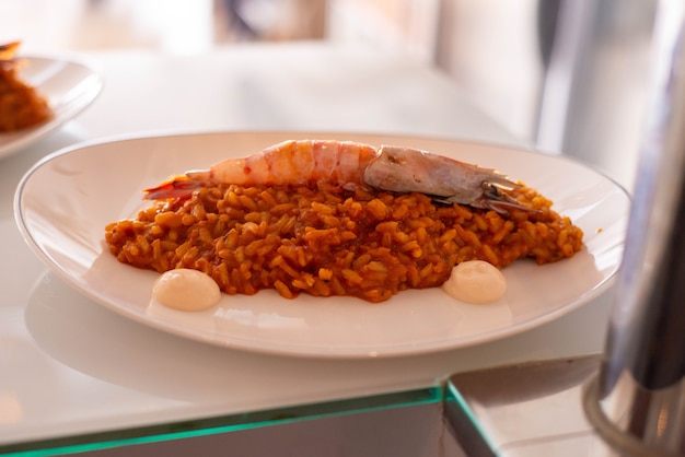 Riz aux fruits de mer et crevettes typiques de Valence
