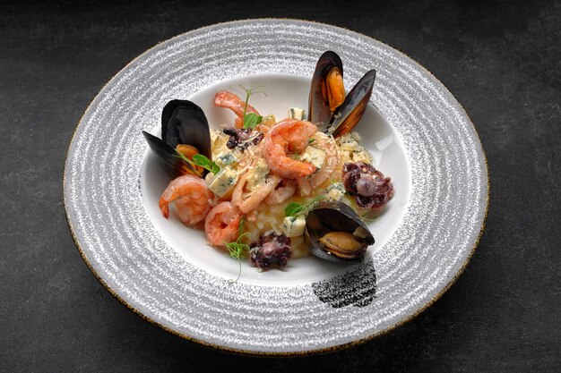 Riz aux fruits de mer et fromage sur une assiette