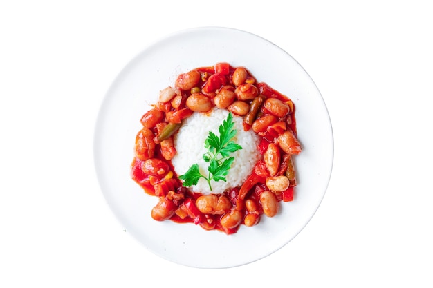 Riz aux haricots et légumes portion sur la table de cuisson des repas