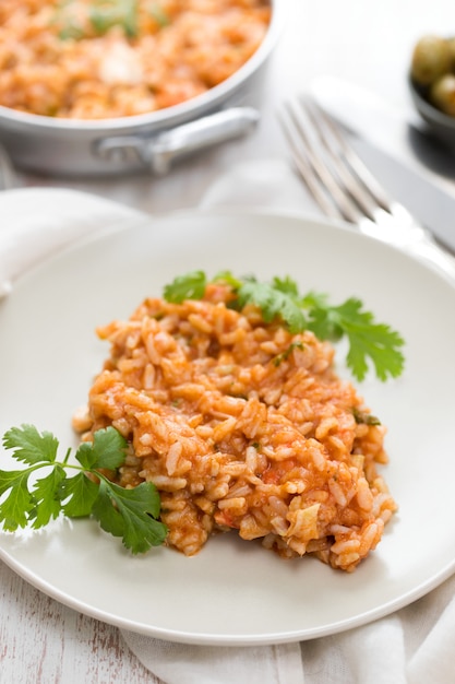 Riz aux poissons et fruits de mer sur plaque