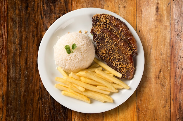 Riz aux pommes de terre et viande.