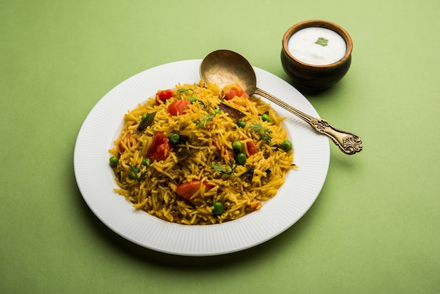 Riz aux tomates également connu sous le nom de Tamatar Pilaf ou pulav à base de riz basmati, servi dans un bol. mise au point sélective