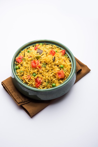 Riz aux tomates également connu sous le nom de Tamatar Pilaf ou pulav à base de riz basmati, servi dans un bol. mise au point sélective