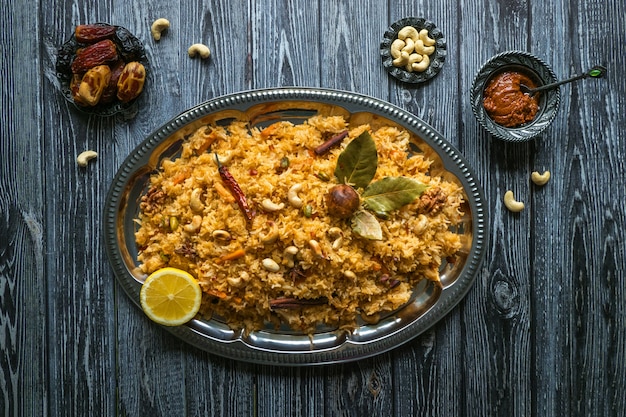 Riz basmati arabe traditionnel avec des légumes. Cuisine arabe. Biryani aux légumes