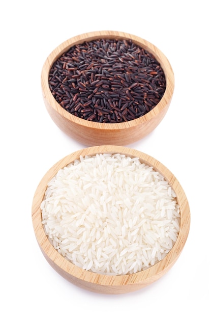 Riz basmati et baies de riz dans un bol en boisxAxA