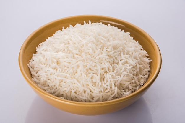 Riz basmati blanc indien cuit ordinaire dans un bol en céramique, mise au point sélective