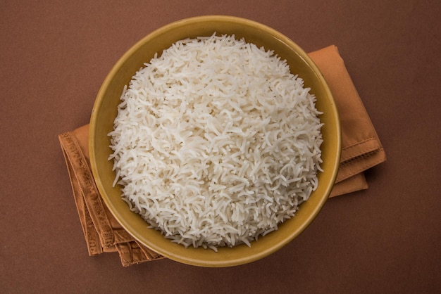 Riz basmati blanc indien cuit ordinaire dans un bol en céramique, mise au point sélective