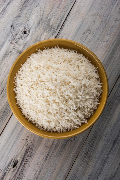 Photo riz basmati blanc indien cuit ordinaire dans un bol en céramique, mise au point sélective