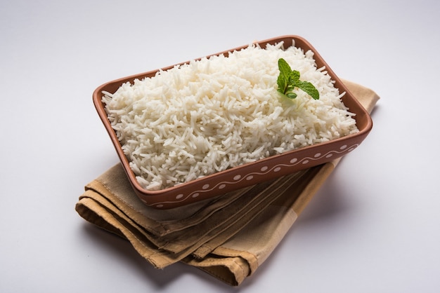 Riz basmati blanc nature cuit dans un bol en terre cuite