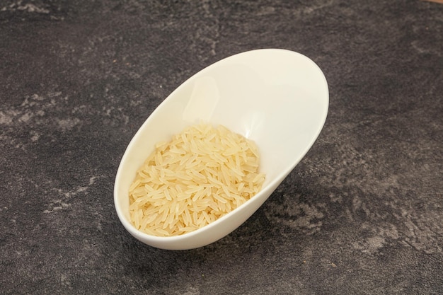 Riz basmati cru dans le bol