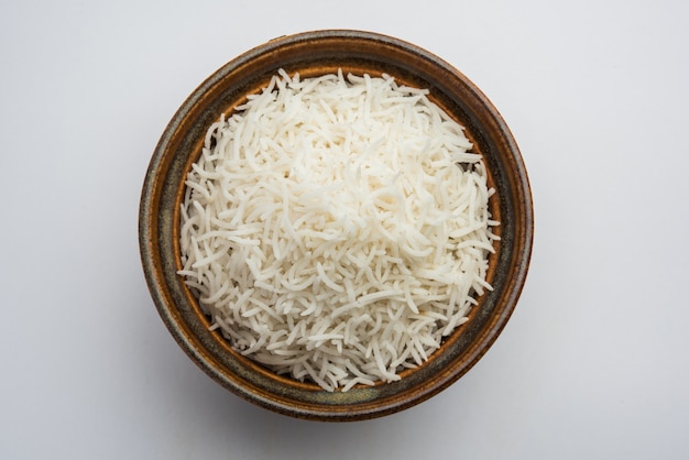 Le riz basmati long cuit est un plat principal indien, servi dans un bol. mise au point sélective
