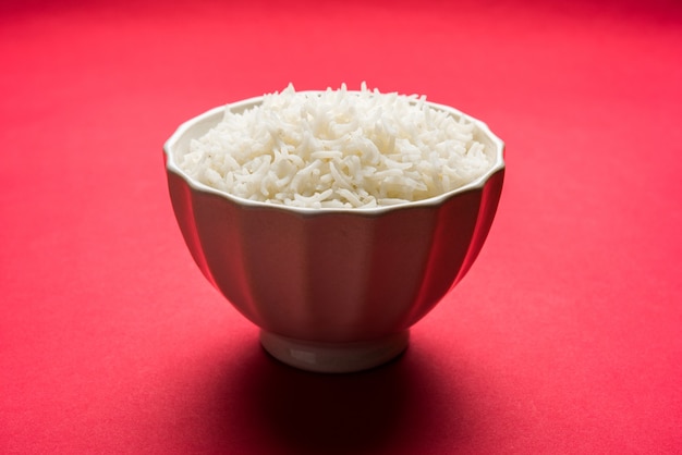 Le riz basmati long cuit est un plat principal indien, servi dans un bol. mise au point sélective