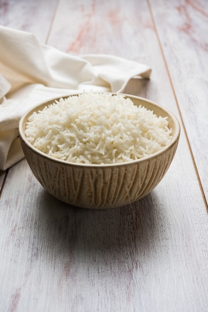 Le riz basmati long cuit est un plat principal indien, servi dans un bol. mise au point sélective