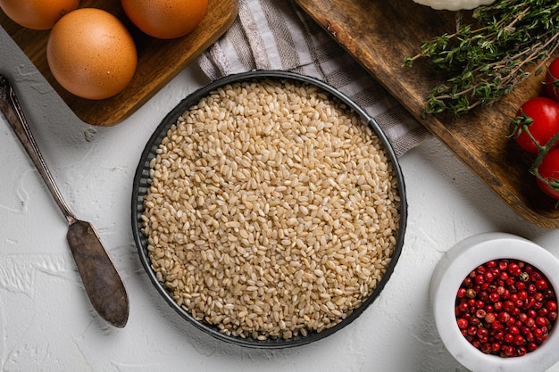 Riz biologique, sur fond de table en pierre blanche, sur fond de table en pierre blanche, vue de dessus à plat