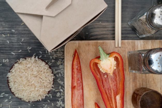 Riz blanc asiatique avec des légumes dans une boîte en papier.