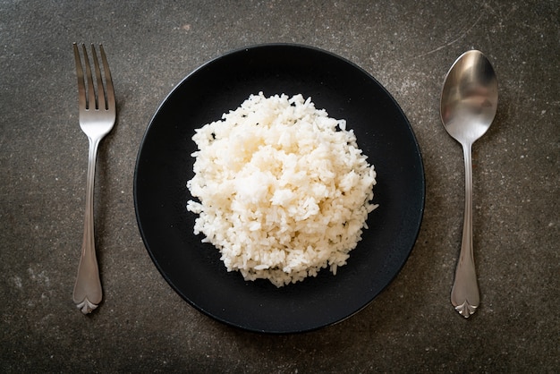 Riz blanc au jasmin thaï cuit sur assiette