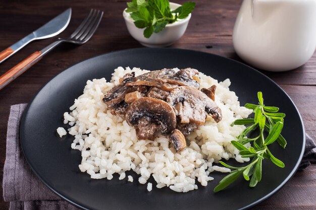 Riz blanc bouilli aux champignons à la crème.