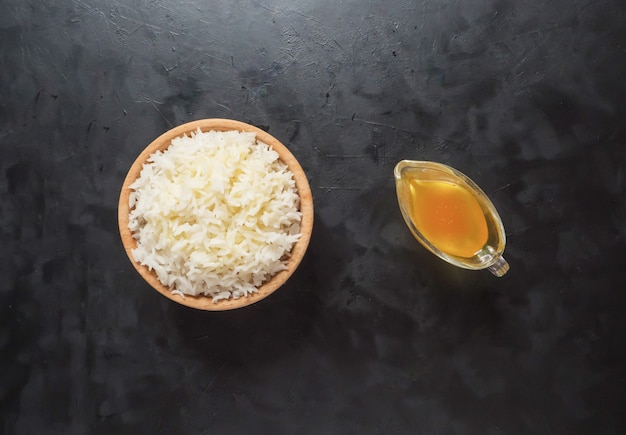 Riz Blanc Dans Un Bol En Bois. Un Plat D'accompagnement De Riz Avec Du Ghee. Vue De Dessus.