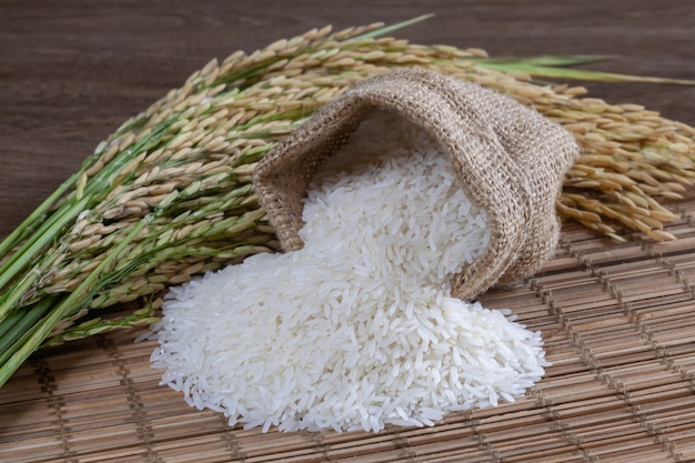 Riz blanc dans un sac sur une surface en bois