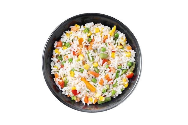 Riz blanc avec des légumes dans un bol noir isolé sur fond blanc