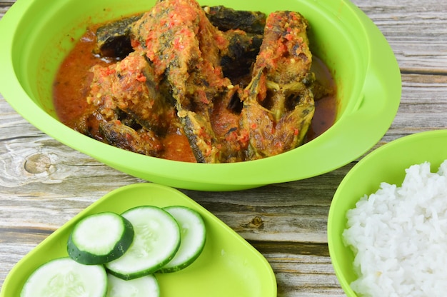 Riz blanc et légumes de poisson-chat épicé Nourriture célèbre parmi les Malayisan