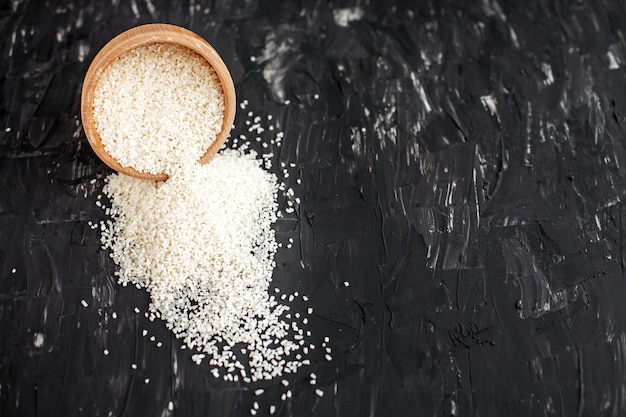 Riz Blanc Versé Avec Un Bol En Bois. Ingrédients.