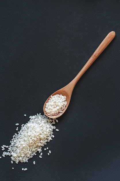 Riz blanc en vue de dessus de cuillère en bois ou en bambou