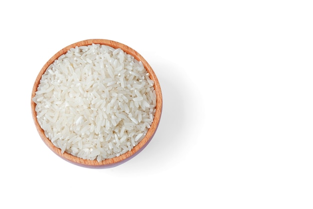 Riz avec bol en bois isolé sur fond blanc, vue de dessus