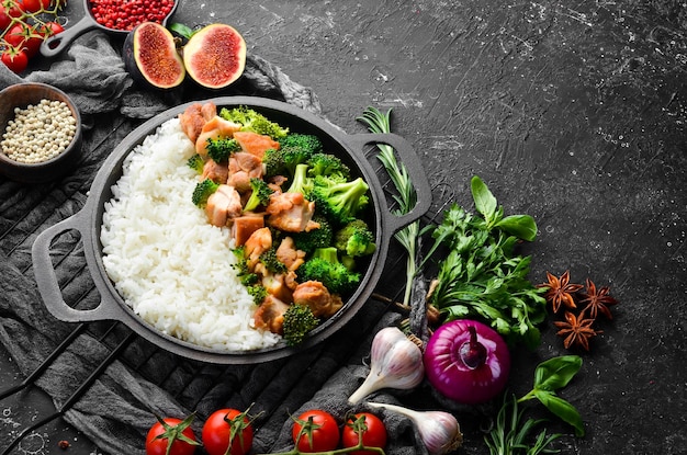 Riz bouilli avec brocoli et filet de poulet Dans une poêle à frire Nourriture saine Vue de dessus