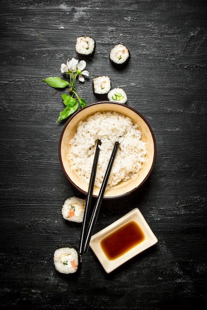 Riz bouilli avec rouleaux de printemps et sauce soja