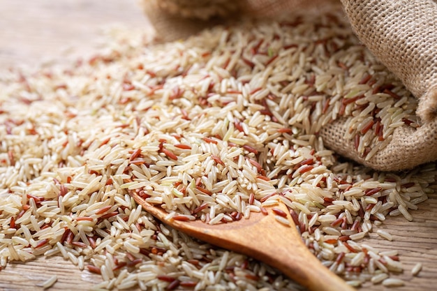 Riz brun cru sur une table en bois