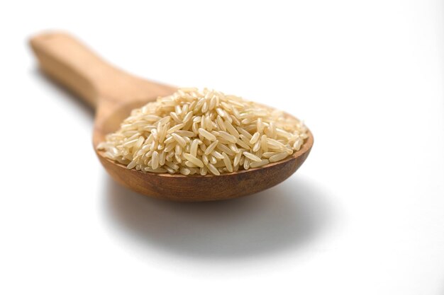 Riz brun dans la cuillère en bois