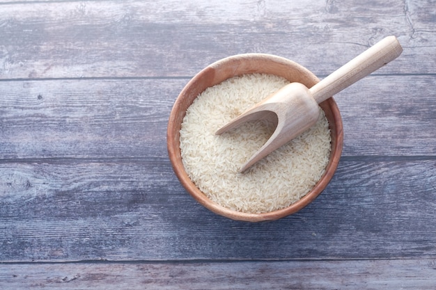 riz brun à grains longs dans un bol sur fond blanc