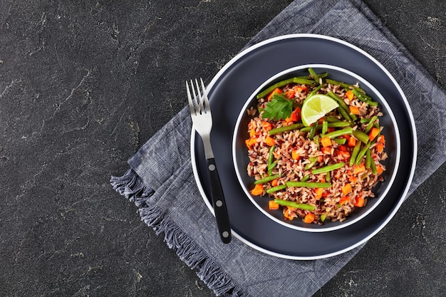 Riz brun sauté aux haricots verts et carottes