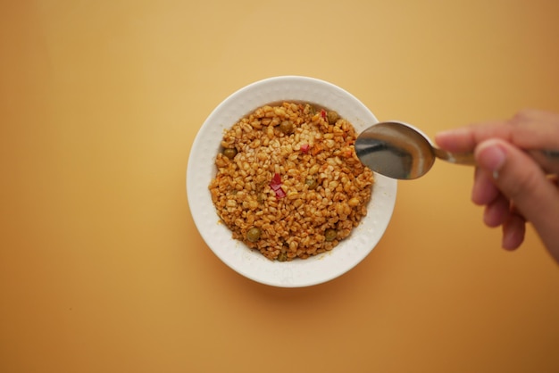 Le riz bulgur avec de la tomate sur une assiette