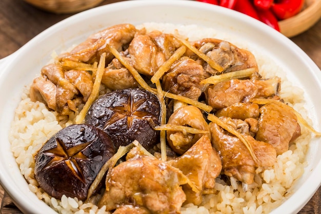 Riz à la cantonaise avec poulet et champignons