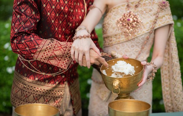 Le riz chaud donne l'aumône à un moine bouddhiste