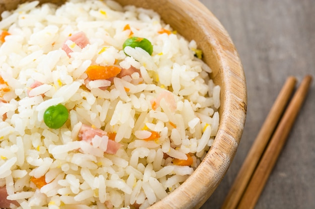 Photo riz chinois frit aux légumes sur une table en bois