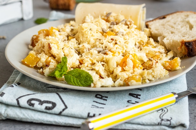 Riz de chou-fleur aux légumes (oignon et poivron).