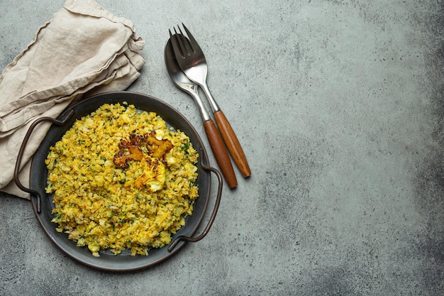 Riz de chou-fleur frit ou couscous à l'aneth sur assiette