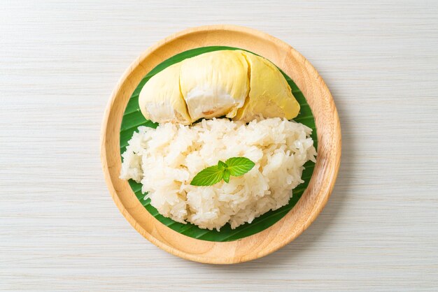 Riz collant de durian sur assiette