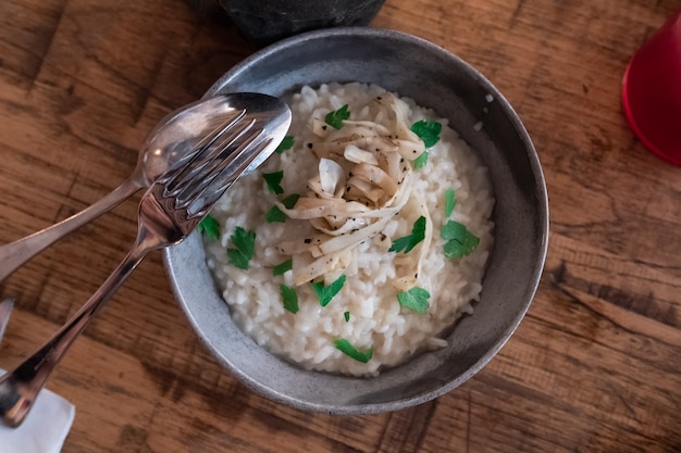 Riz crémeux au vieux fromage, au céleri-rave et à la truffe vus d&#39;en haut