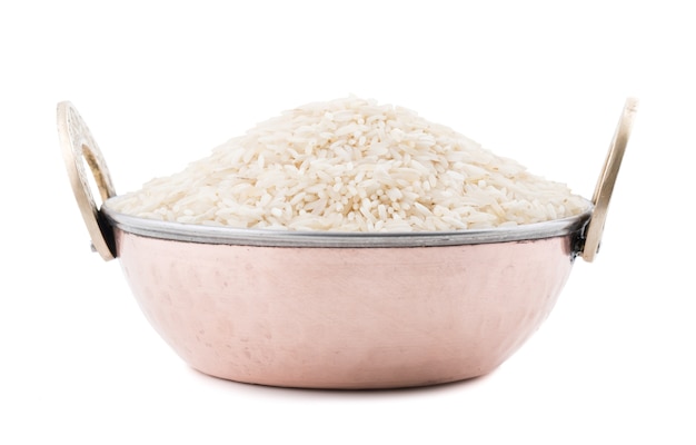 Riz cru frais sur fond blanc