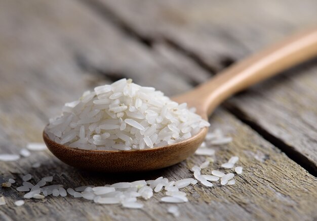 Riz en cuillère en bois sur socle en bois