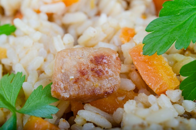 Photo riz de cuisine asiatique nationale avec gros plan de viande et de légumes