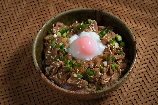 Riz de cuisine japonaise avec tranche de porc et oeuf, Butadon